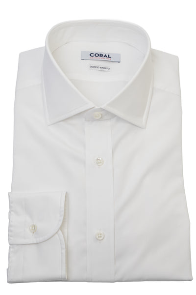 La camicia CORAL Artigianale sarà rifinita con sei passaggi a mano, a partire dalle asole cucite a mano e l'attaccatura  dei pregiati bottoni in madreperla